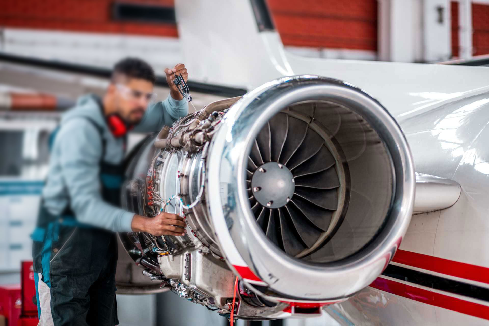 DIVENTA MANUTENTORE AERONAUTICO E FAI DECOLLARE IL TUO FUTURO